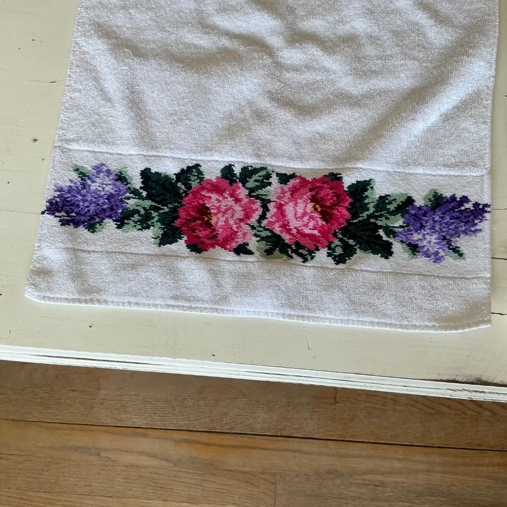 Vintage set of 2 Saks Fifth Avenue Floral Hand Towels